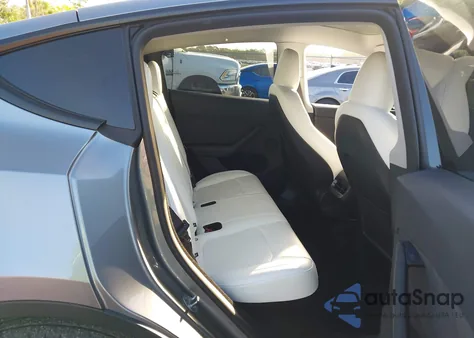 2025 Tesla Model Y Long Range Dual Motor All-Wheel Drive z USA, uszkodzony, nr VIN 7SAYGDEE8SA351818